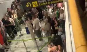 Cola en el control de pasaportes del Aeropuerto C&eacute;sar Manrique.