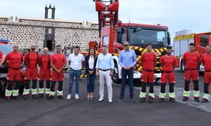 Los bomberos de Lanzarote que van a acudir al rescate con el gerente del Consorcio, Enrique Espinosa, la vicepresidenta del Cabildo, Mar&iacute;a Tovar, el presidente, Oswaldo Betancort, y el consejero del &Aacute;rea, Francisco J. Aparicio.