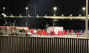 Imagen de la llegada a Puerto Naos de otro grupo de inmigrantes de noche.