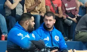 Catarino intercambiando opiniones con uno de sus compa&ntilde;eros.