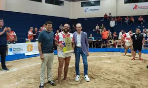 El representante de Caja 7 con el presidente de la Federaci&oacute;n Canaria de Lucha entregando el galard&oacute;n al capit&aacute;n del equipo vencedor