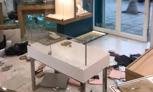 Interior del comercio afectado en Puerto del Carmen por el intento de robo.