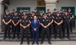 El director insular con los nuevos agentes.