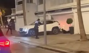 Momento de la detenci&oacute;n de los agentes de la Polic&iacute;a Local de T&iacute;as del individuo que entr&oacute; a robar en la joyer&iacute;a de Puerto del Carmen.