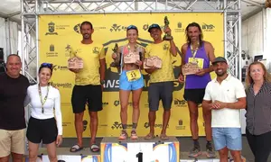 Podio de los ganadores de los 20 kil&oacute;metros con los responsables del Ayuntamiento sure&ntilde;o y del Cabildo