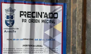 Precinto realizado hoy por agentes de la Polic&iacute;a Local de Arrecife en un taller de Chapa y Pintura en el barrio de Altavista, que carec&iacute;a de licencia 