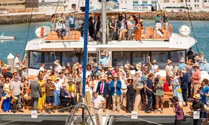 Imagen de la gente que acudi&oacute; este jueves por la ma&ntilde;ana a la presentaci&oacute;n de las embarcaciones en la Marina de Lanzarote