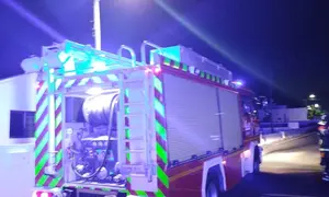 Cami&oacute;n de los bomberos del Consorcio de Seguridad y Emergencias junto a la vivienda.