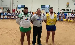 Imagen de los capitanes y del &aacute;rbitro antes del inicio de la brega