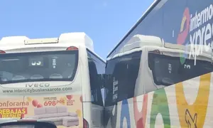 Guaguas que han protagonizado en la ma&ntilde;ana de este lunes un choque en la rotonda del Cabildo.