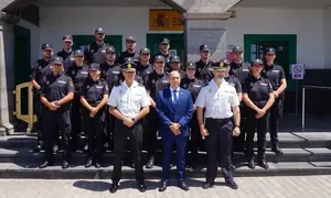 El director insular con los mandos policiales y los nuevos agentes.