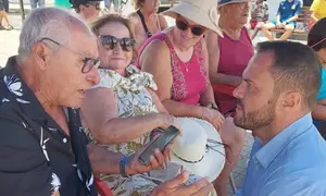 El alcalde de Arrecife Yonathan de Le&oacute;n junto a Melquiades Garc&iacute;a Montelongo, en una celebraci&oacute;n pasada de las fiestas del barrio 
