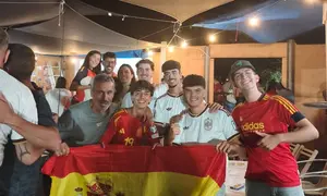 Imagen de aficionados en Tah&iacute;che celebrando la victoria
