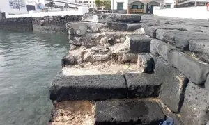 Imagen del mal estado en el que se encuentra la escalera del muelle desde el pasado mes de marzo.