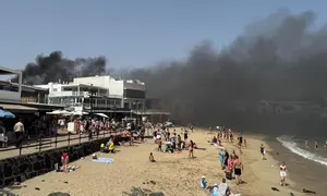 Nube de humo generado por el incendio en Playa Blanca.