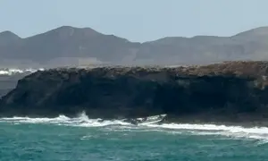 Imagen de la embarcaci&oacute;n encallada en las rocas