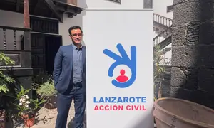 Carlos Uma&ntilde;a, m&eacute;dico, activista y Premio Nobel de la Paz en 2017, en Lanzarote.