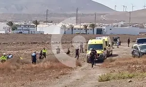 Los agentes de la Polic&iacute;a Local y de la Polic&iacute;a Nacional junto a los equipos sanitarios en el momento de localizar a la persona que se autolesion&oacute;