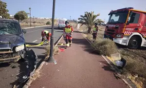 Bomberos limpiando la calzada.