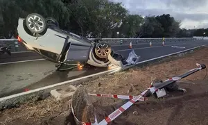 Veh&iacute;culo volcado junto a la farola con la que impact&oacute;.