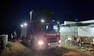 Cami&oacute;n de los bomberos junto a la vivienda afectada.