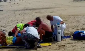 Personal del SUC atendiendo al afectado.