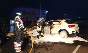 Bomberos del Consorcio de Seguridad y Emergencias sofocando el incendio en un veh&iacute;culo.