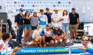 Entrega de trofeo C&eacute;sar Manrique.