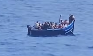 Patera localizada por Salvamento Mar&iacute;timo.