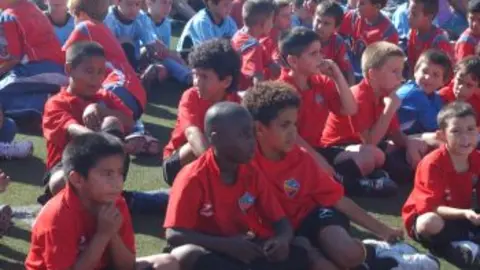 LAS BICICLETAS YA ESPERAN A LOS CORREDORES.