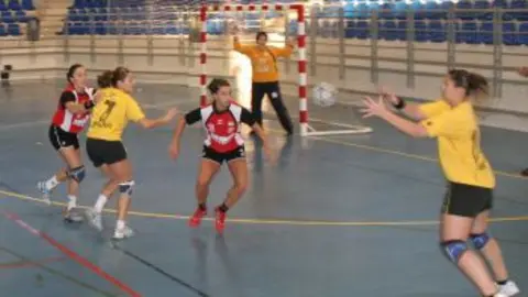 LAS JUGADORAS INFANTILES POSAN FELICES CON EL TROFEO DE SUBCAMPEONAS.