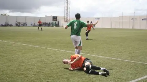EL ATLÉTICO TIENSE FESTEJA EL CUARTO GOL FRENTE AL SAN BARTOLOMÉ