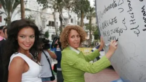 LA CONSEJERA DE DEPORTES DEL CABILDO SALUD&Oacute; EFUSIVAMENTE A JOAN LAPORTA.