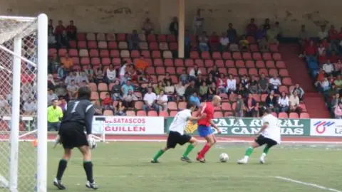 JOAQU&Iacute;N CAPARR&Oacute;S DEPARTI&Oacute; DISTENDIDAMENTE CON LOS RESPONSABLES DEL F&Uacute;TBOL EN LA ISLA.
