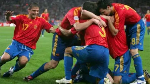 ESPA&Ntilde;A CERTIFIC&Oacute; SU PASE A OCTAVOS TRAS REMONTAR ANTE T&Uacute;NEZ.