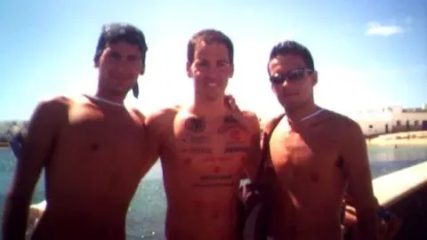 DAVID MECA POS&Oacute; JUNTO A ALGUNOS INTEGRANTES DE LA PLANTILLA DE CR&Oacute;NICAS.