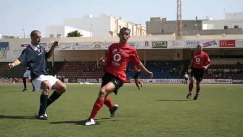 EL MAR&Iacute;TIMA SE VIO DESBORDADO POR EL ALCORC&Oacute;N.