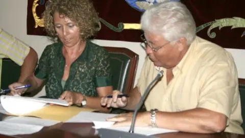 VICTORIANO ELVIRA, PRESIDENTE DE LA UD. LANZAROTE EN EL MOMENTO DE LA FIRMA.