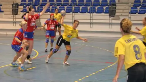 LAS CHICAS CONEJERAS NO ESTUVIERON MUY ACERTADAS.