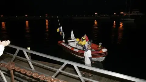 MOMENTO EN EL QUE GAL&Aacute;N Y BAUDILIO TOMAN TIERRA.