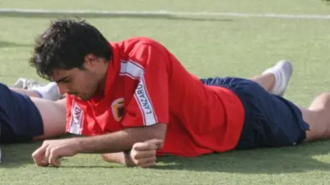 ENRIC P&Iacute; SE EJERCIT&Oacute; ESTA MA&Ntilde;ANA EN UNA DE SUS &Uacute;LTIMAS SESIONES CON LA CAMISETA ROJILLA.