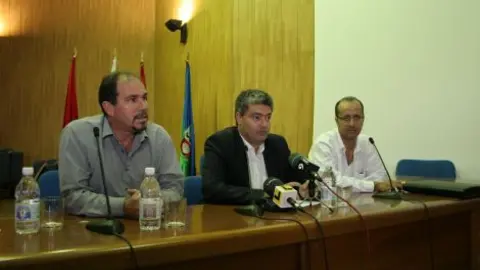 EL ALCALDE DE T&Iacute;AS, JOS&Eacute; JUAN CRUZ, PRESENT&Oacute; EL ANTEPROYECTO JUNTO AL CONCEJAL DE DEPORTES Y LOS ARQUITECTOS. 