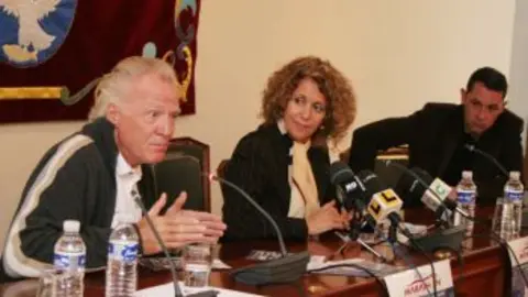 EL DIRECTOR DE LA CARRERA Y LA ALCALDESA DE ARRECIFE PRESENTARON LA PRUEBA.