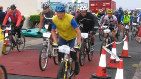 62 VALIENTES TOMARON LA SALIDA EN LA PRUEBA DESAFIANDO AL MAL TIEMPO. 