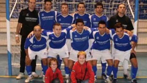 EL PLAYAS DEL SUR TOMA AIRE EN LA TABLA.