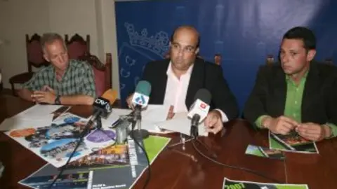 RAM&Oacute;N MENDOZA, LUIS ARR&Aacute;EZ Y LUIS MORALES DURANTE LA PRESENTACI&Oacute;N. 
