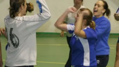 DOLLY MIL&Aacute;N Y LORENA SE FELICITABAN AL FINAL DEL PARTIDO.