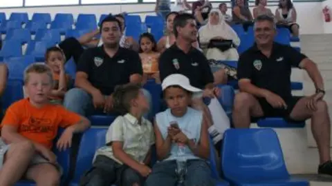 LOS CHINIJOS DE LAS DIFERENTES ESCUELAS DESFILARON EN EL PABELL&Oacute;N.