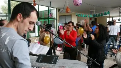 LOS JUGADORES Y AFICIONADOS FESTEJARON POR TODO LO ALTO EL ASCENSO.