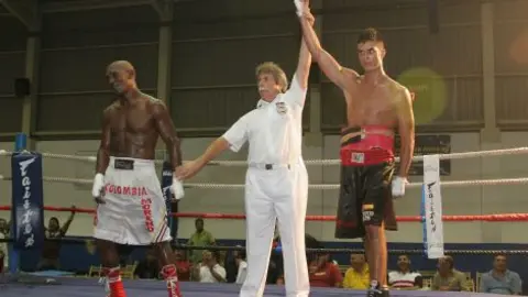 ALEXIS CALLERO FUE MUY SUPERIOR A SU RIVAL.